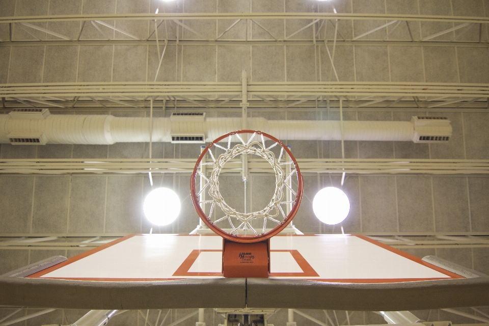 Estructura techo baloncesto encendiendo