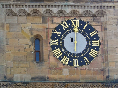 Die architektur fenster uhr nummer Foto