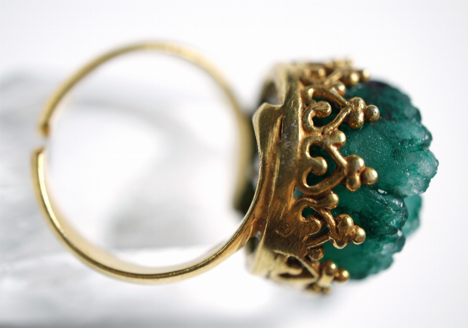 Ring green golden fashion