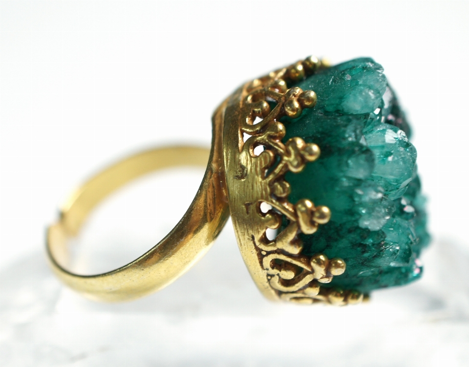 Ring stone green golden