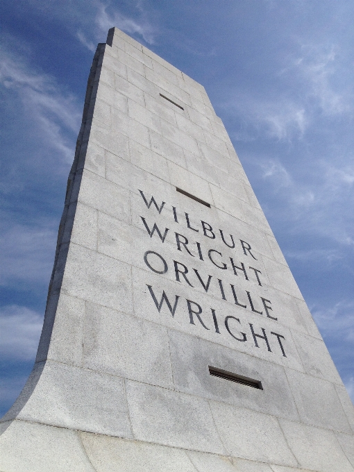 Piedra monumento aviación vuelo