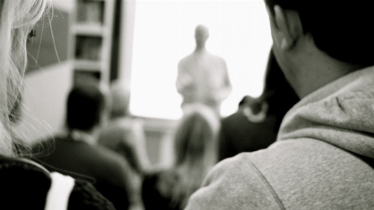 Photo Main homme personne noir et blanc
