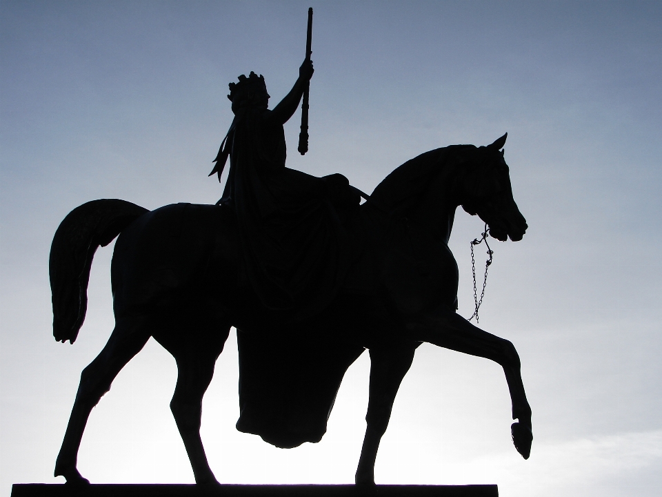 Silhouette monument statue pferd