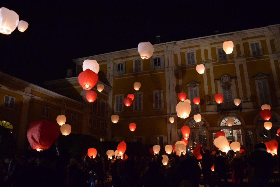 Notte folla natale illuminazione