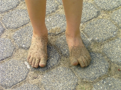 Foto Mão areia sapato pés