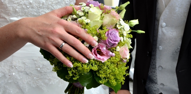 Hand plant ring flower Photo