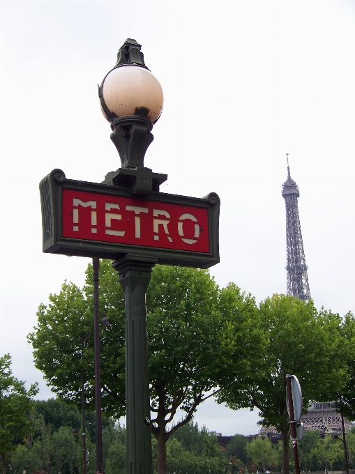 Torre eiffel paris metro frança