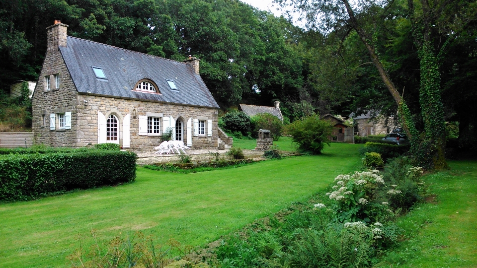 Farm lawn house building