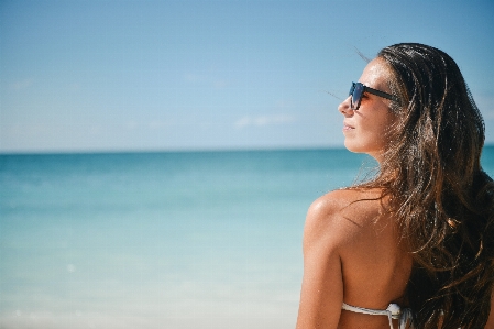 ビーチ 海 女の子 日光 写真