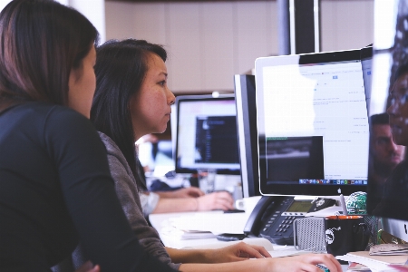 コンピューター 働く 人 女性 写真