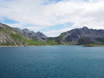 Foto Laut pesisir air gunung