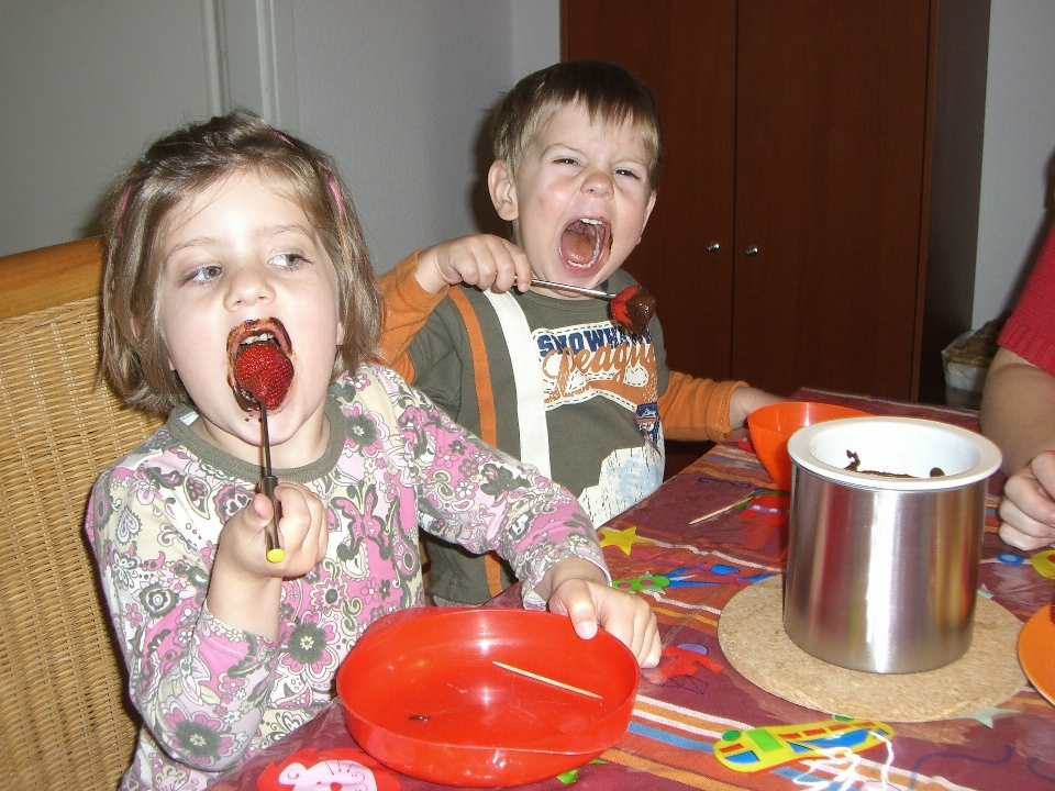 Menschen spielen mahlzeit kind