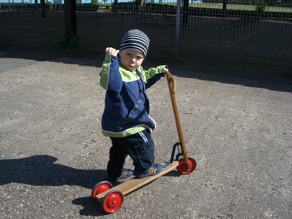 Césped patineta chico vehículo