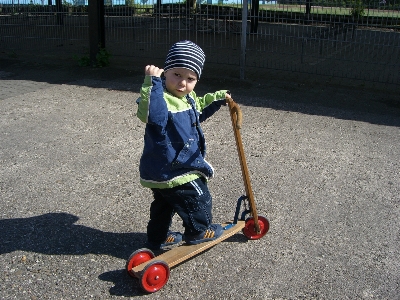 芝生 スケートボード 男の子 車両 写真