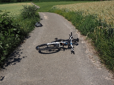 Foto Estrada cair bicicleta asfalto
