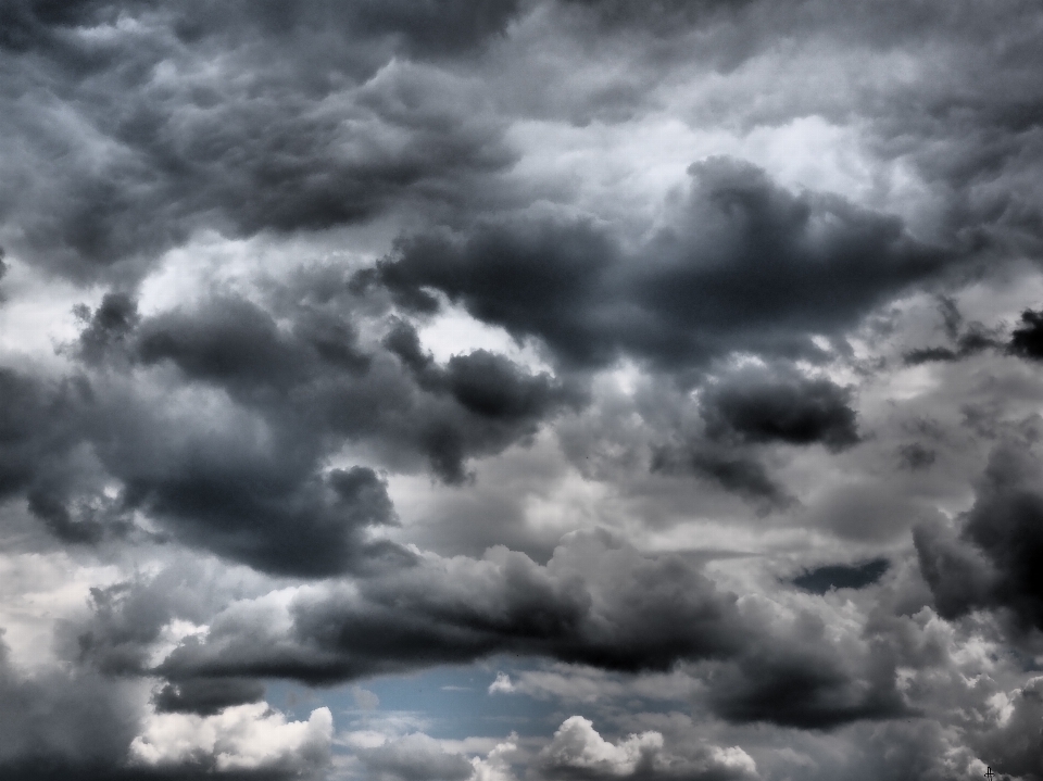 Awan hitam dan putih
 langit suasana