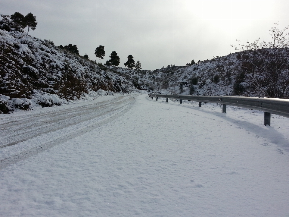 Nevicare freddo inverno strada