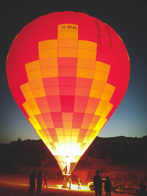 Ludzie noc balon na gorące powietrze