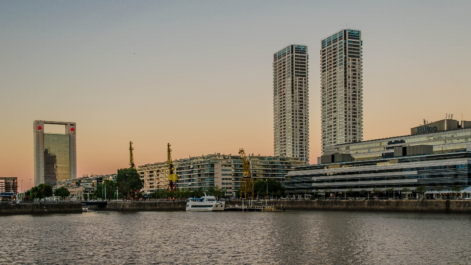 Dock architecture ligne d'horizon ville