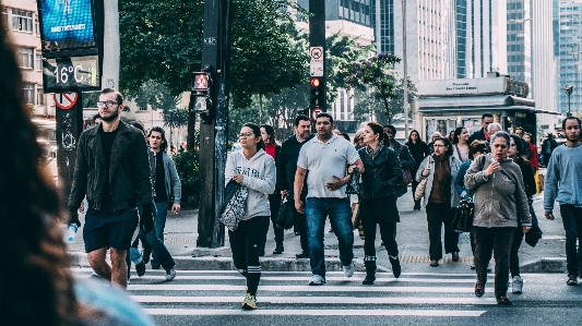 Foto Pejalan kaki rakyat jalan persimpangan