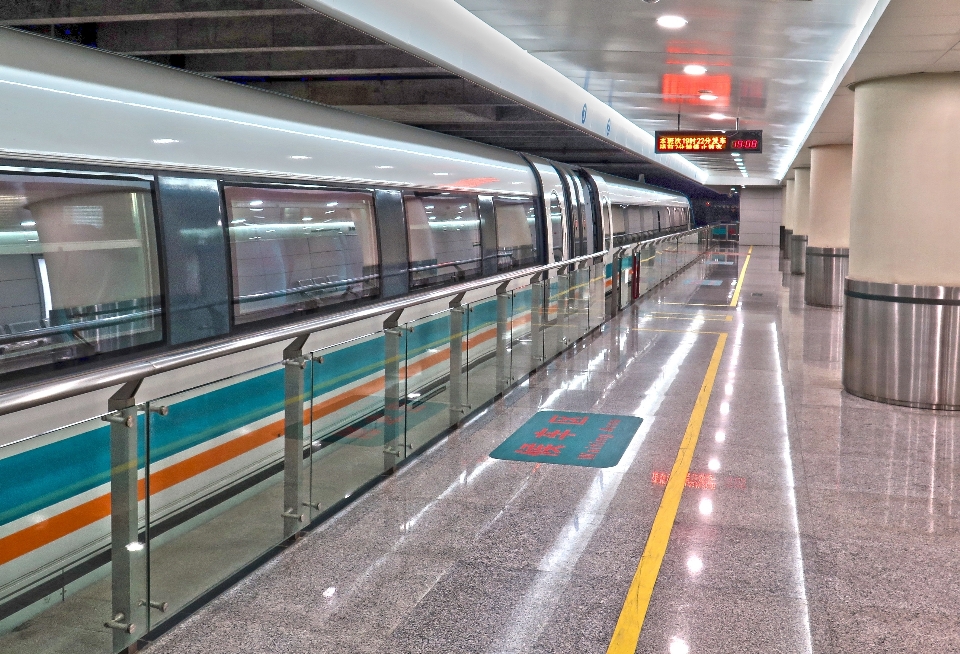 Kereta bawah tanah mengangkut kendaraan