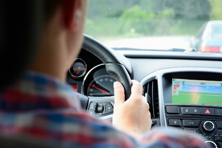 Foto Jalan lalu lintas mobil roda