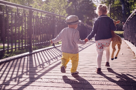 ウォーキング 人々 女の子 橋 写真