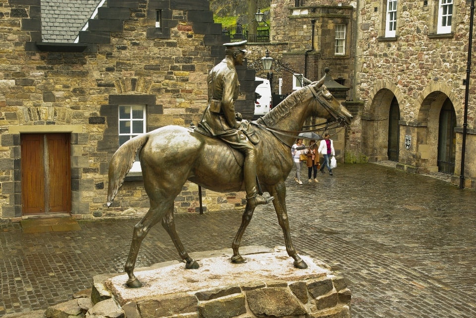 Monument statue cheval château