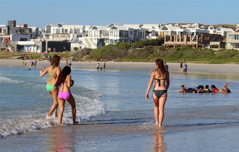 Foto Pantai laut pesisir gadis