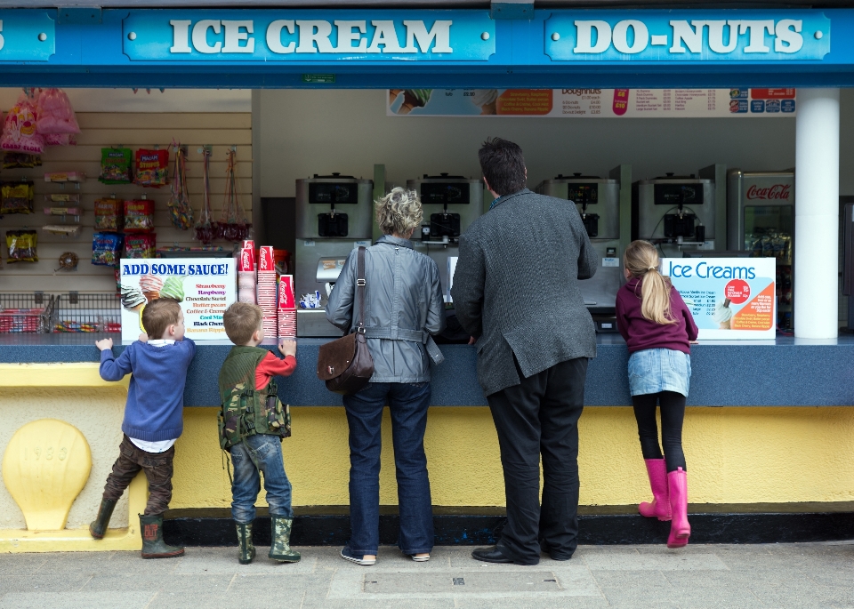 Uomo donna gelato cliente