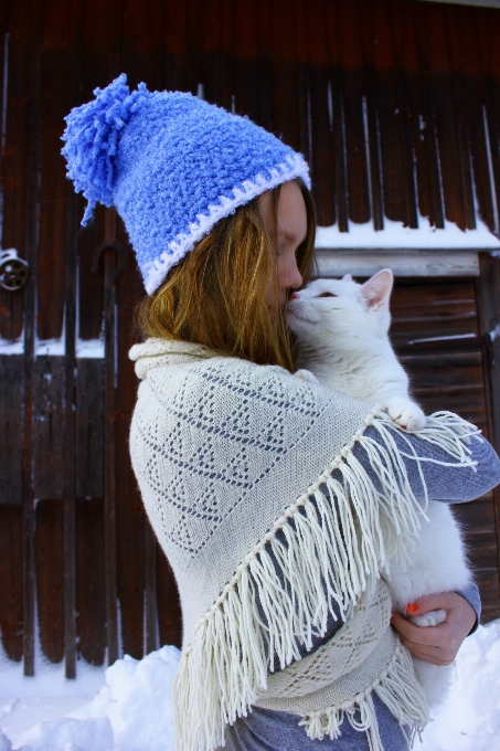 Uomo nevicare inverno ragazza