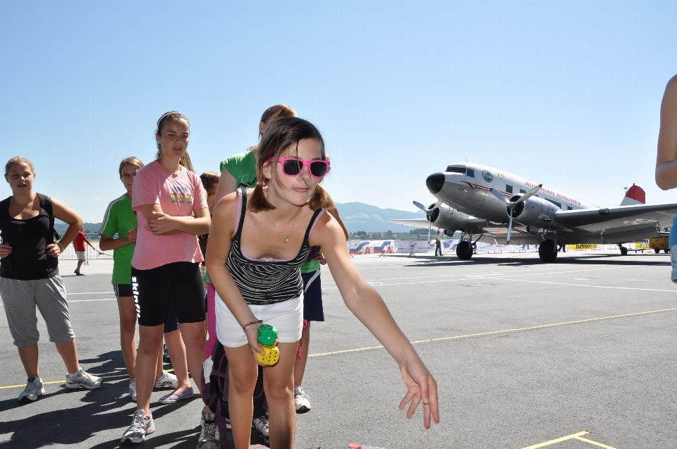 Fille jouer aéroport véhicule