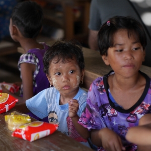 Foto Rakyat gadis bermain anak