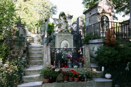 Paris monument chapel cemetery Photo