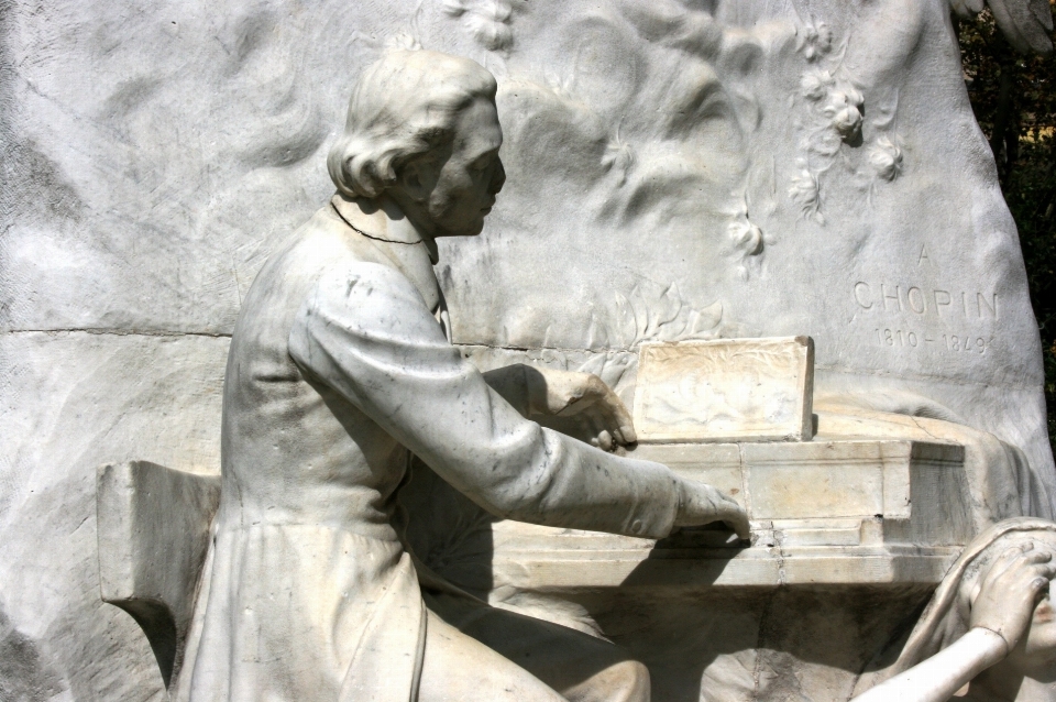 Música parís monumento estatua