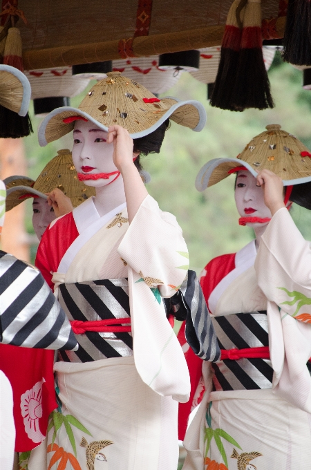 Blanc asiatique danse rouge