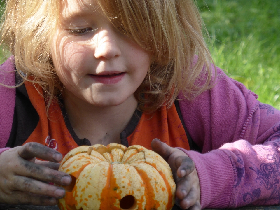 Mädchen spielen herbst kürbis