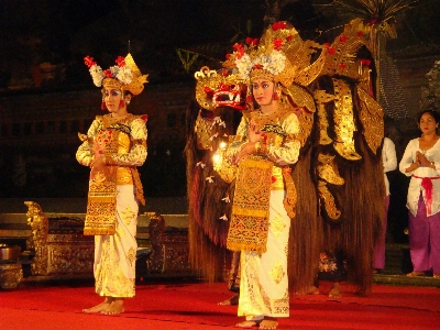 女性 ダンサー
 寺 インドネシア 写真