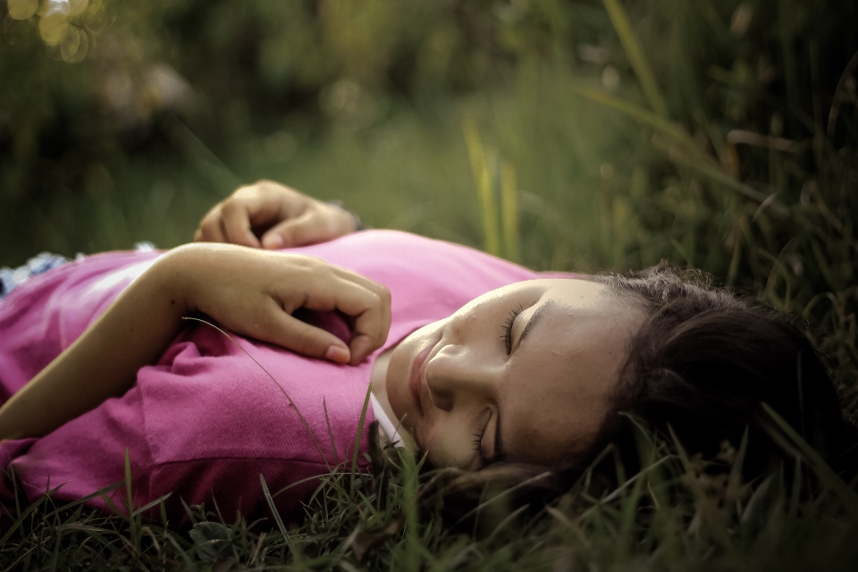 Herbe personne lumière fille