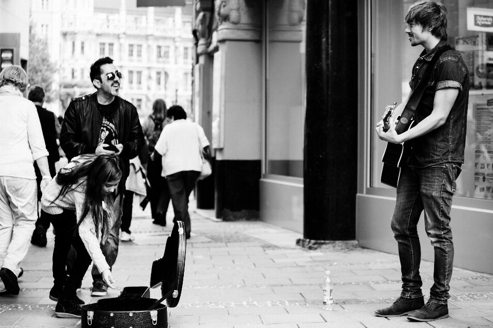 Homme piéton musique noir et blanc
