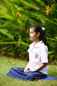 Foto Orang gadis halaman rumput bermain