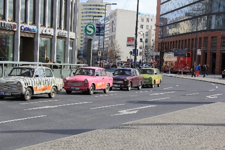 Foto Peatonal camino tráfico calle