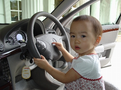 Foto Gadis mobil roda menyetir