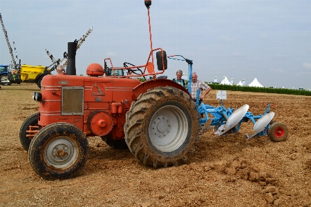 Foto Bekerja traktor bidang tua