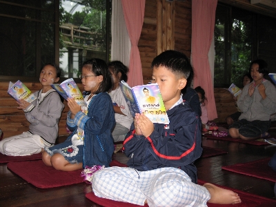 Foto Merenungkan
 agama budha anak thailand