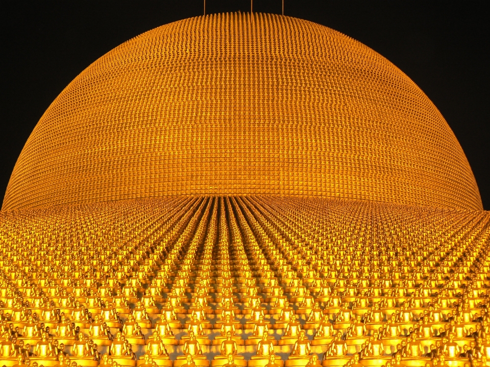 Monumen agama budha kuning