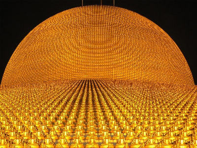 Foto Monumen agama budha kuning