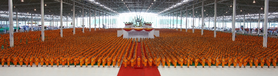 Menschen buddhismus stadion beten
