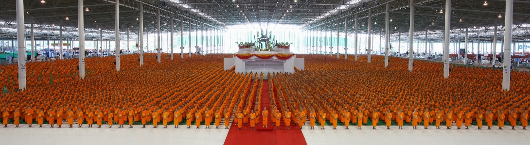 Foto Rakyat agama budha stadion berdoa
