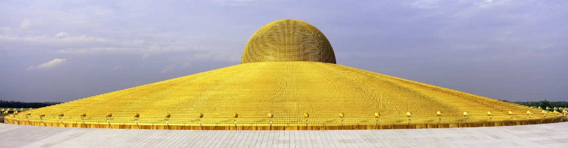 Foto Monumen piramida agama budha